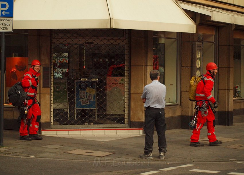 Person auf Baukran Koeln Christophstr P119.JPG